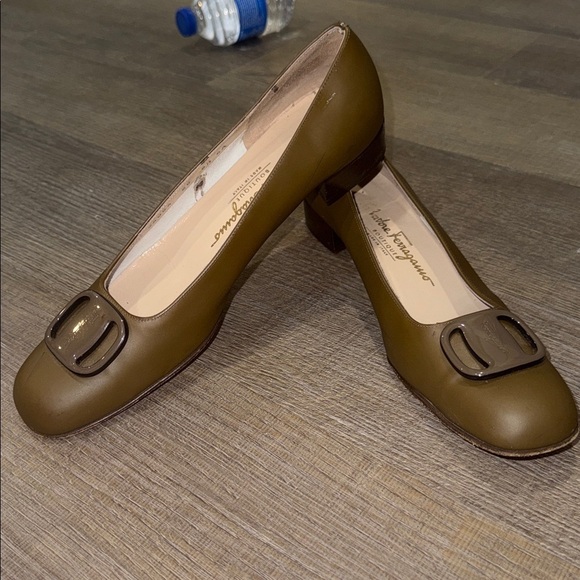 Salvatore Ferragamo Shoes - Salvatore Ferragamo Olive Green Leather Block Heel Pumps
